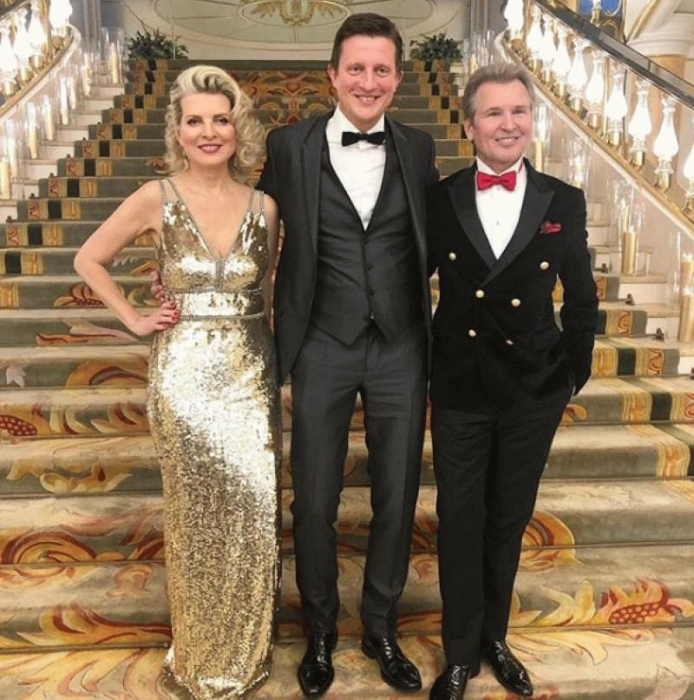 Александр Малинин с пасынком Антоном и Эммой. / Фото: YouTube