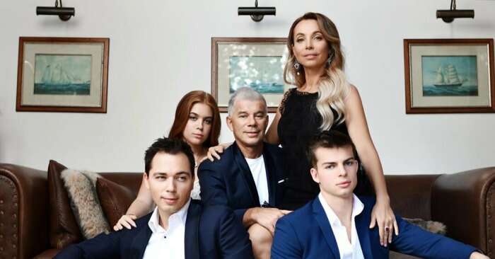 Олег Газманов с женой и детьми. Олег Газманов с женой и детьми.