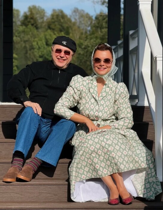 Евгений Петросян на 43 года старше Татьяны Брухуновой. Евгений Петросян на 43 года старше Татьяны Брухуновой.