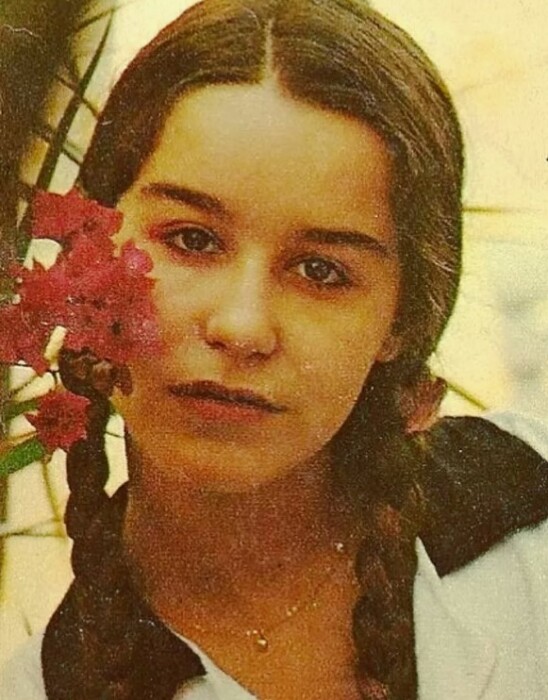 Люселия Сантуш родилась в пригороде Сан-Паулу, Бразилия.