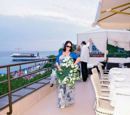 София Ротару на своей вилле в Ялте, Крым.