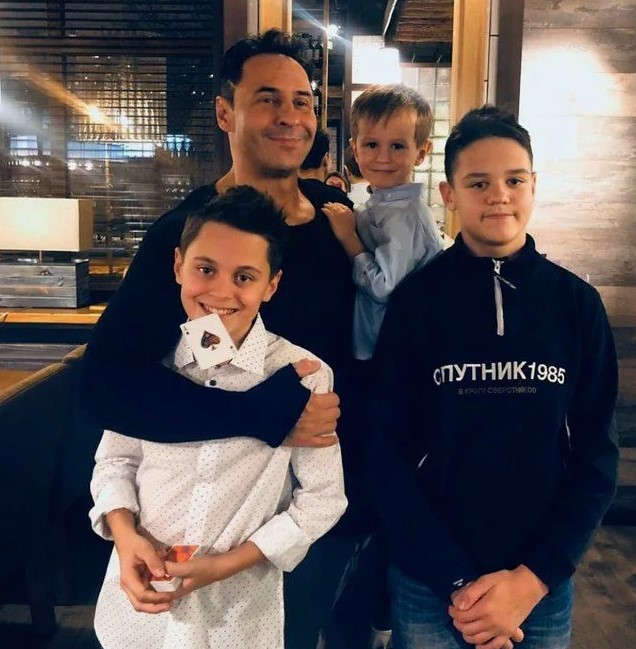 Стас Костюшкин с сыновьями. Стас Костюшкин с сыновьями.