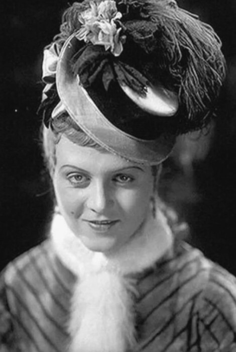 Татьяна Окуневская считала себя первой красавицей. Татьяна Окуневская считала себя первой красавицей.