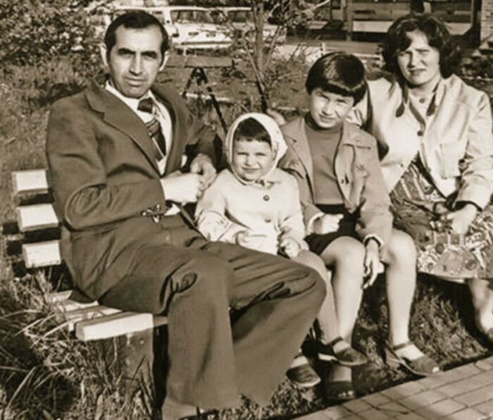 Сестры Зейналовы с родителями.