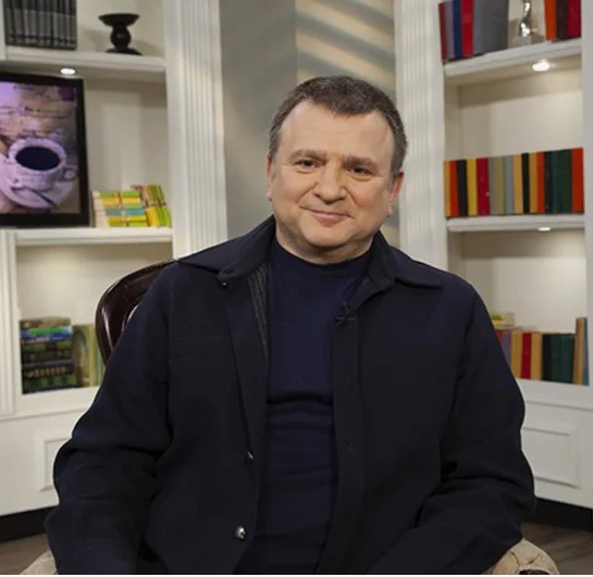 Тимур Кизяков ведет программу "Когда все дома