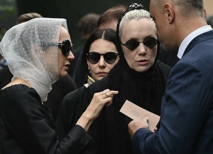 Виктория Исакова и Дарья Мороз на похоронах Юрия. 