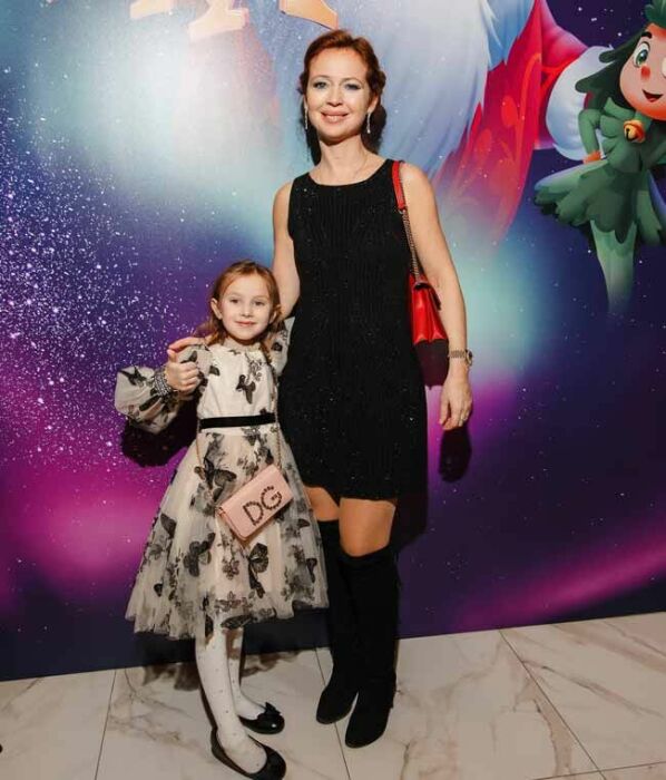 Елена Захарова с дочкой Майей. 