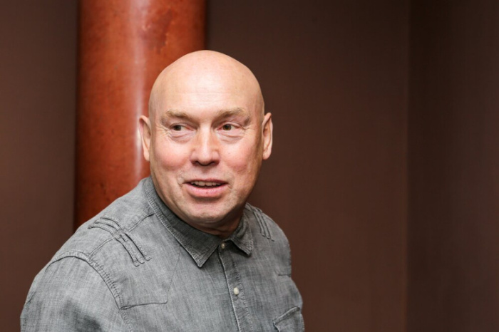 Виктор Сухоруков считает, что семья - это трудно. Виктор Сухоруков считает, что семья - это трудно.