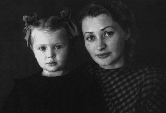 Ирина Азер с мамой. / Фото: svadba1000.ru