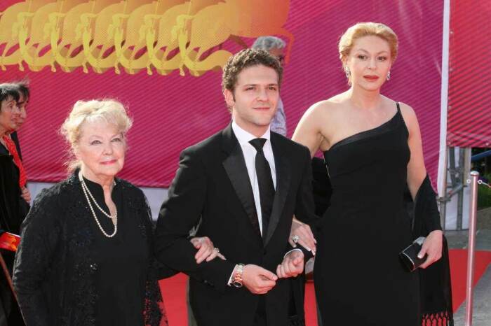 Ирина Скобцева с дочкой и внуком. Ирина Скобцева с дочкой и внуком.