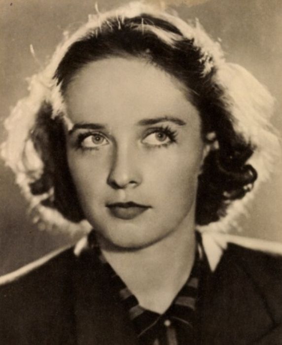 Екатерина Деревщикова бросила школу, и так и не получила аттестат. Екатерина Деревщикова бросила школу, и так и не получила аттестат.