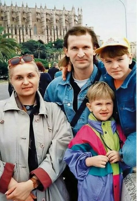 Фёдор Добронравов знаком со своей женой со школьных лет. Фёдор Добронравов знаком со своей женой со школьных лет.