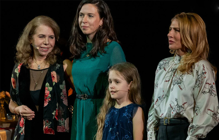 Елена Папанова с дочками и внучкой. 