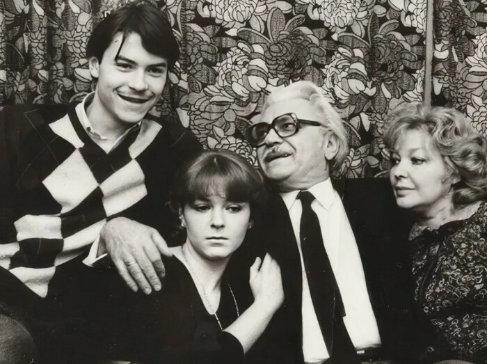 Сергей Бондарчук с женой и детьми. Сергей Бондарчук с женой и детьми.