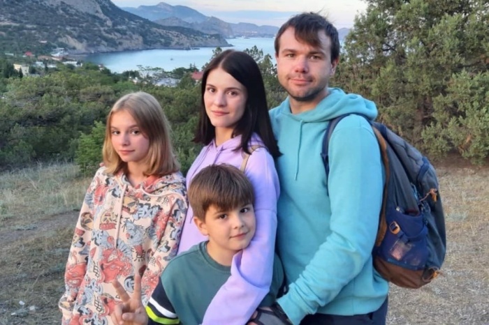 Михаил Казаков с женой и детьми. 