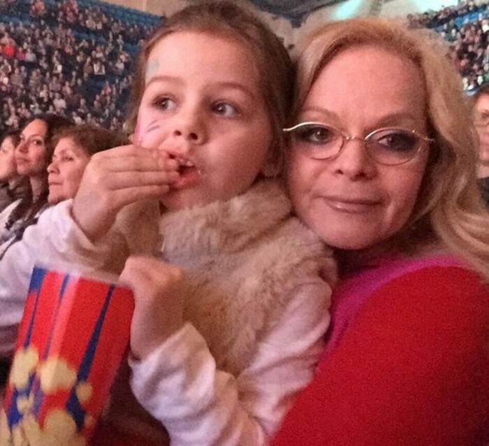 Лариса Долина с внучкой Александрой. Лариса Долина с внучкой Александрой.