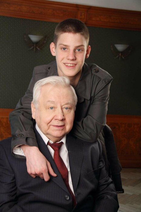 Павел Табаков с отцом Олегом Табаковым. Павел Табаков с отцом Олегом Табаковым.