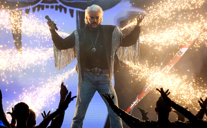 Филипп Киркоров обжёг руку во время концерта в Петербурге. 