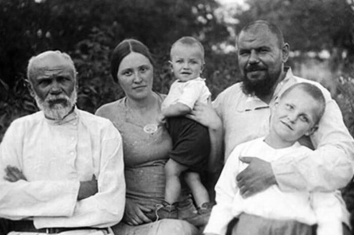 Николай Дроздов на руках у мамы в окружении семьи. Николай Дроздов на руках у мамы в окружении семьи.