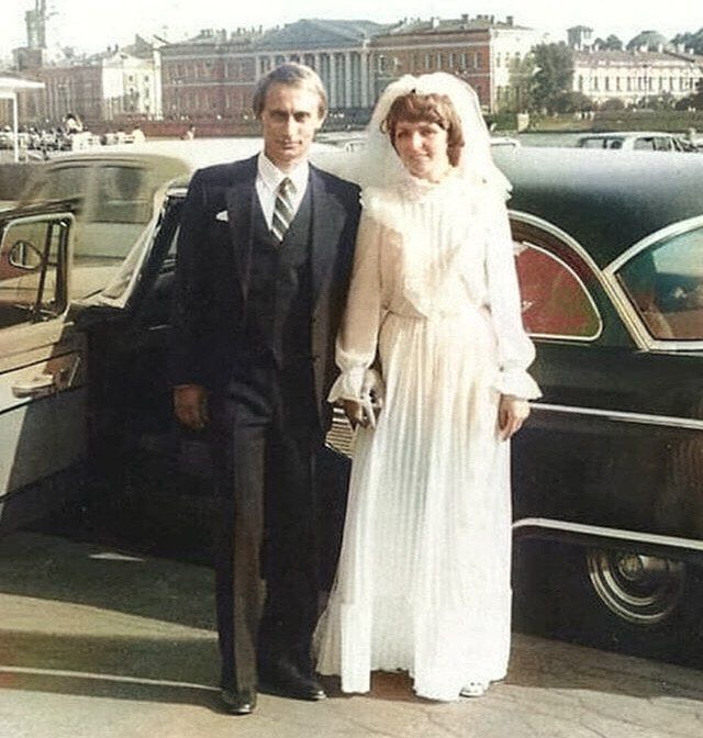 Владимир Путин и Людмила Шкребнева поженились спустя 3 года после знакомства. Владимир Путин и Людмила Шкребнева поженились спустя 3 года после знакомства.