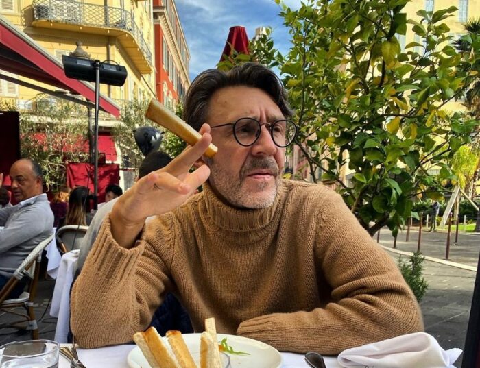 Сергей Шнуров получает от 12 до 20 миллионов за выступление. 