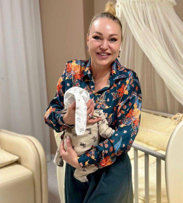 Алла Довлатова с внуком. Алла Довлатова с внуком.