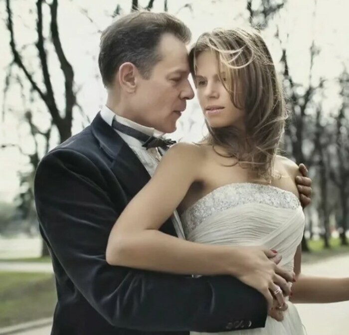 51-летний Вадим Казаченко женился на 33-летней поклоннице. 51-летний Вадим Казаченко женился на 33-летней поклоннице.