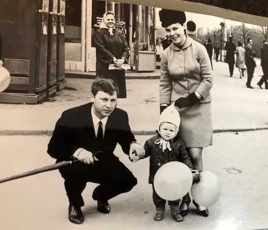 Людмила Порывай с первым мужем и дочкой.