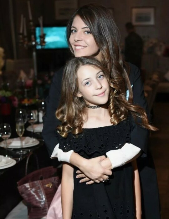 Анна Нахапетова - старшая дочь Веры Глаголевой с дочкой.