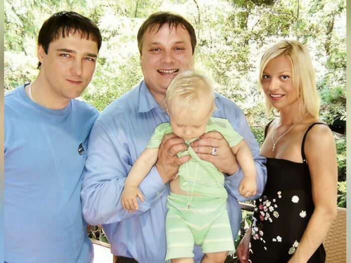 Юрий Шатунов с женой Светланой, сыном и Андреем Разиным. / Фото: immunocap.ru