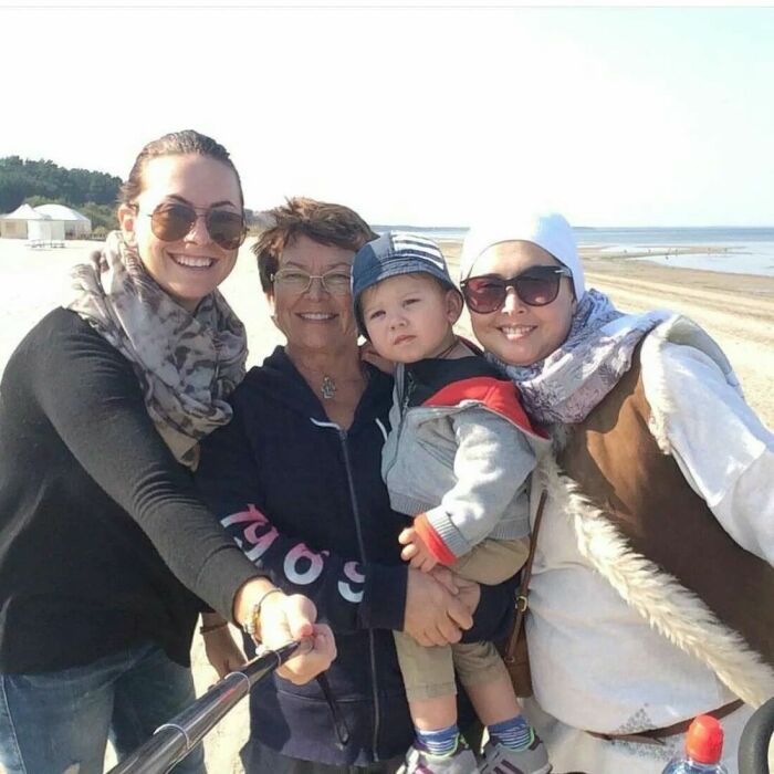 Жанна Фриске с сыном, мамой и сестрой. Жанна Фриске с сыном, мамой и сестрой.