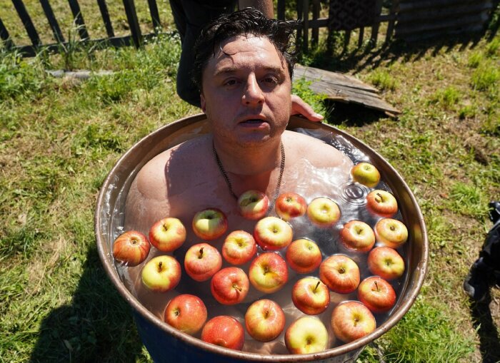 Максим Лагашкин в сериале "Жуки".