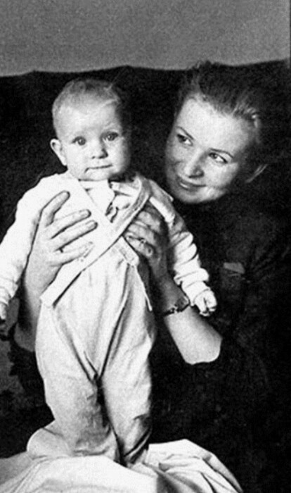 Валентина Серова с сыном Анатолием.