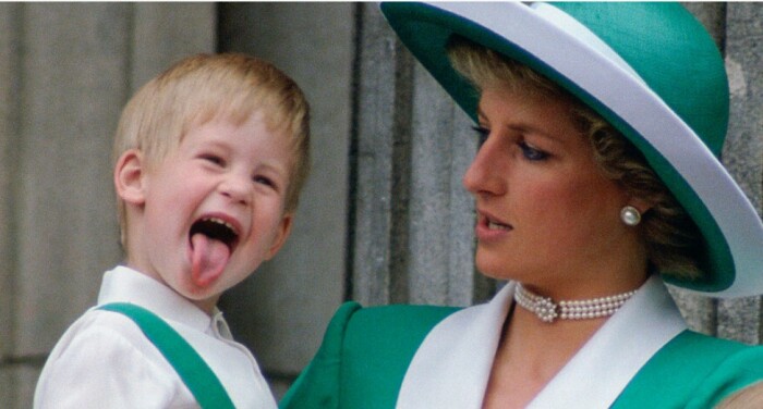 Принц Гарри с Принцессой Дианой.