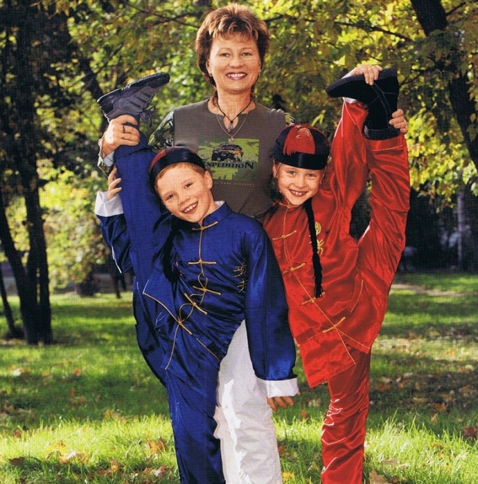 Татьяна – любовница Жарикова, с детьми. / Фото: novochag.ru