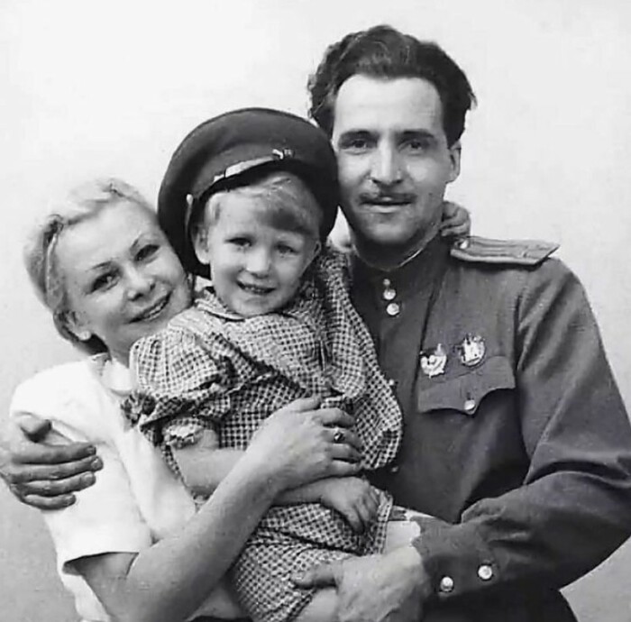 Валентина Серова и Константин Симонов с дочкой Машей.