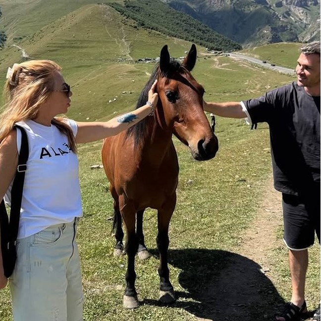 Алёна Апина с массажистом в Грузии. Алёна Апина с массажистом в Грузии.