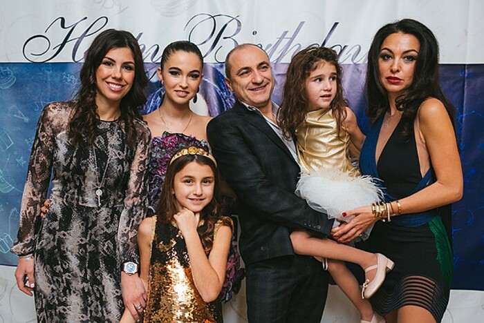 Михаил Турецкий с женой и дочками. / Фото: oros24.ru