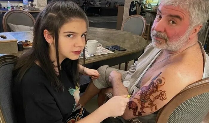 Старшая дочь Павлиашвили делает ему тату.
