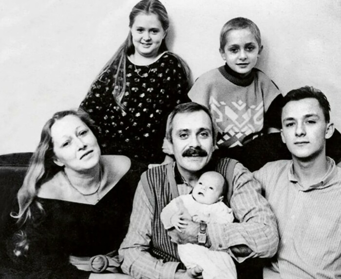 У Никиты Михалкова четверо детей. У Никиты Михалкова четверо детей.