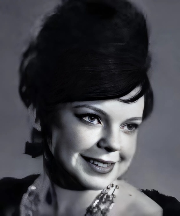 Людмила Порывай в молодости выглядела очень элегантно. 