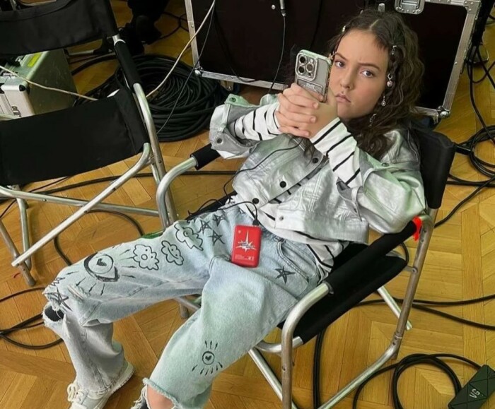 Алла-Виктория очень своенравный подросток. 