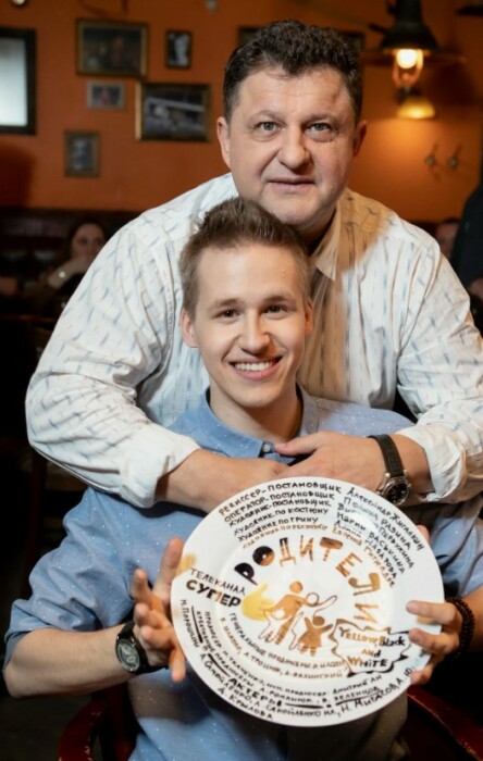 Александр Самойленко-младший снялся в одном сериале с отцом. Александр Самойленко-младший снялся в одном сериале с отцом.