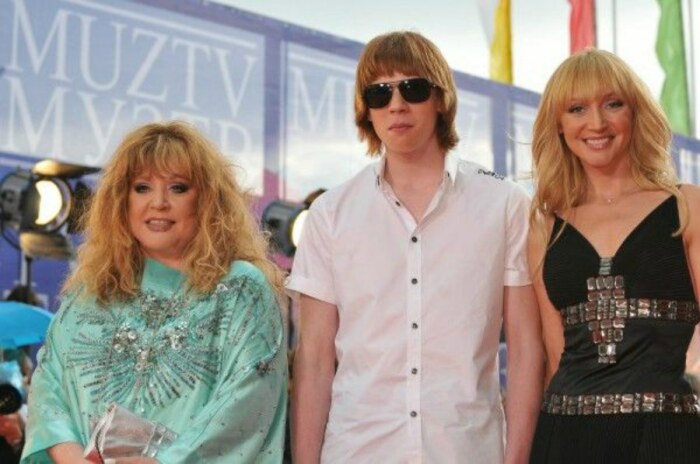 Никита Пресняков с мамой и бабушкой. 