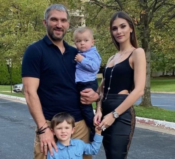 Анастасия Шубская и Александр Овечкин с детьми. 