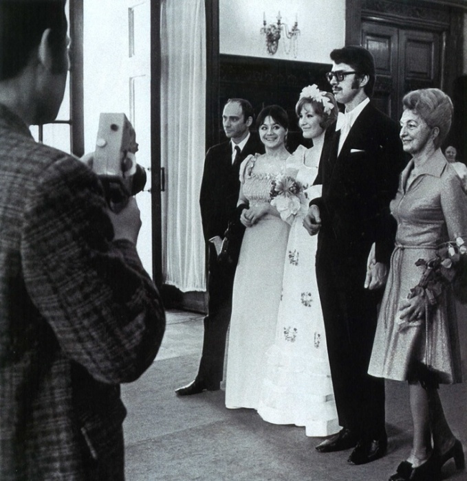 Людмила Максакова выходит замуж за художника Льва Збарского. Людмила Максакова выходит замуж за художника Льва Збарского.