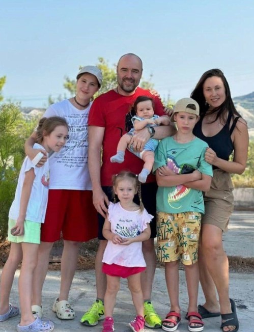 Роман Товстик с женой и детьми. Роман Товстик с женой и детьми.