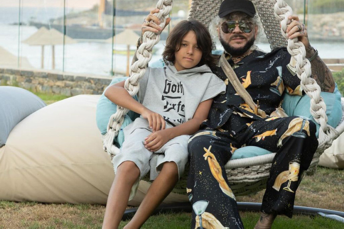 Мартин Киркоров - полная противоположность сестре. 