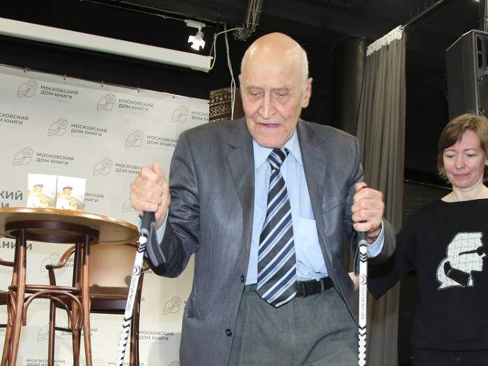 Николай Дроздов перенес операцию на суставе. Николай Дроздов перенес операцию на суставе.