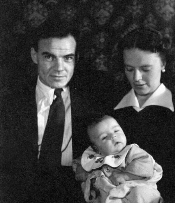 Михаил Глузский с женой и сыном. Михаил Глузский с женой и сыном.